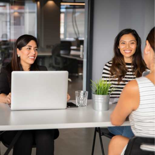 gente en una entrevista laboral